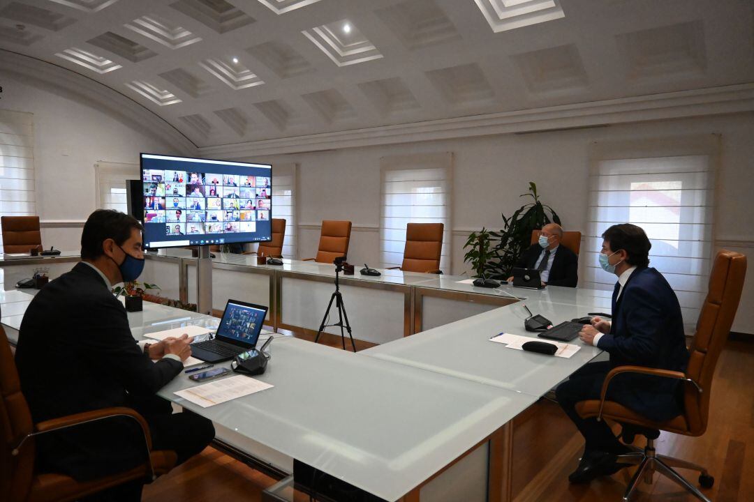 Encuentro del presidente de la Junta con alcaldes y presidentes de diputaciones