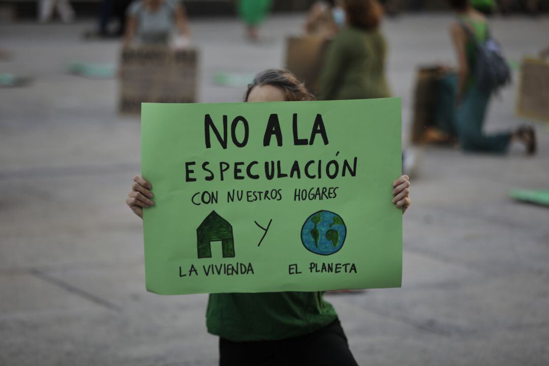 Joven protesta contra la especulación