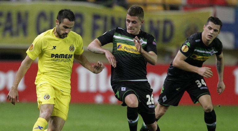 Borussia Monchengladbach&#039;s Thorgan Hazard (C) and Villarreal&#039;s Mario Gaspar (L) fight for the ball as Granit Xhaka watches during their Europa League soccer match at the Madrigal stadium in Villarreal, November 27, 2014. REUTERS/Heino Kalis (SPAIN - Tags: