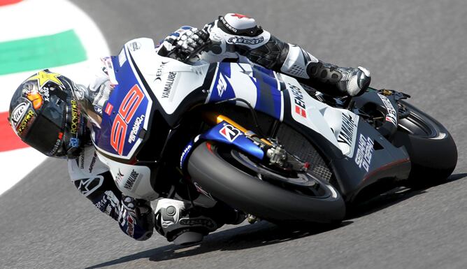 El piloto español de MotoGP Jorge Lorenzo (Yamaha) toma una curva durante la sesión de entrenamientos libres para el Gran Premio de Italia de motociclismo, disputada el sábado 14 de julio de 2012 en el circuito de Mugello (Italia).