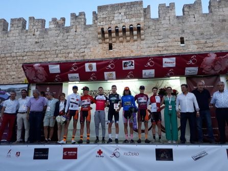 Los triunfadores y portadores de los maillot tras la primera jornada posan en Curiel de Duero.