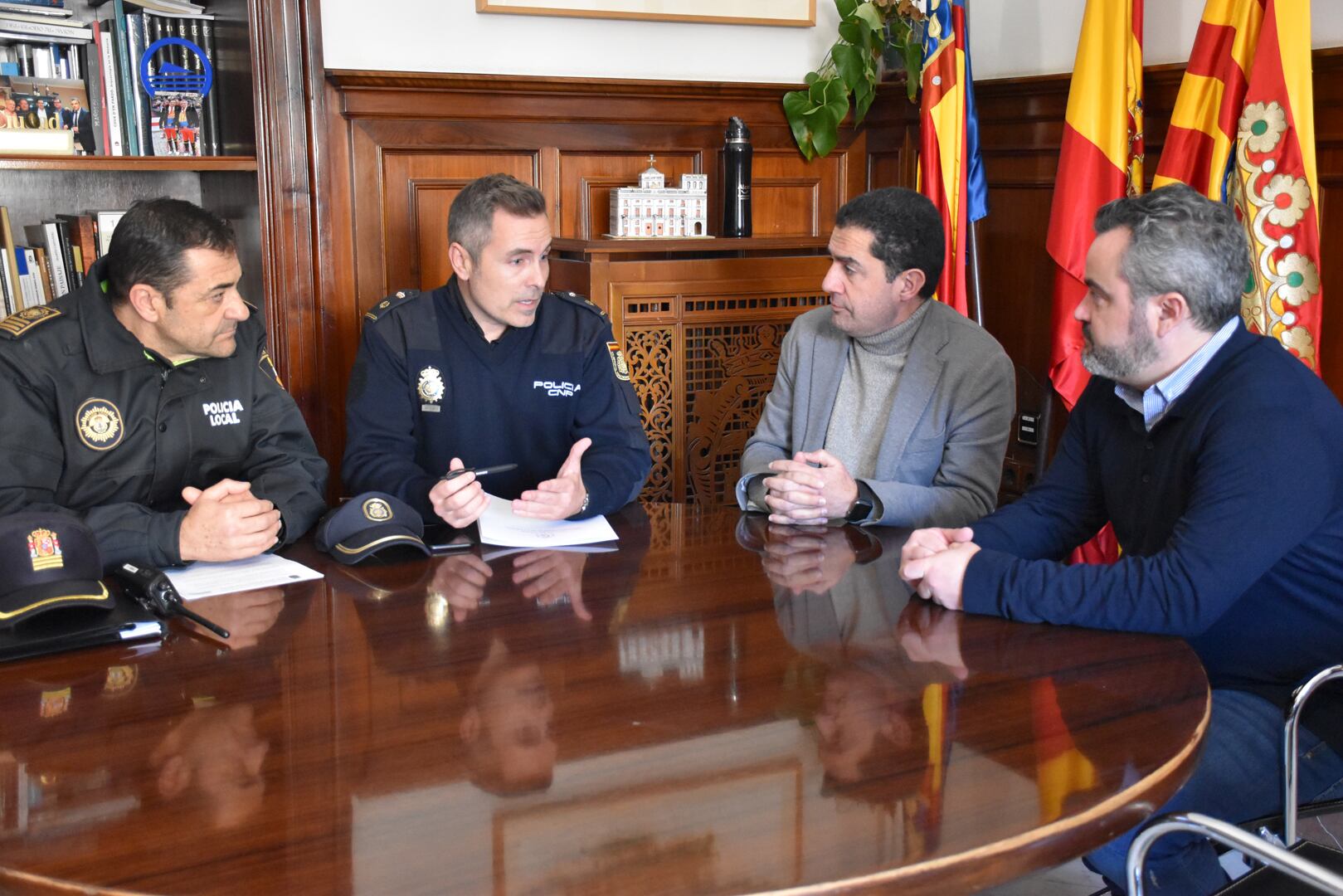 Los responsables de la Policía Local de Alcoy y Policía Nacional con el alcalde, Antonio Francés, y el edil de Seguridad, Raül Llopis, en la reunión celebrada este martes en el Ayuntamiento.