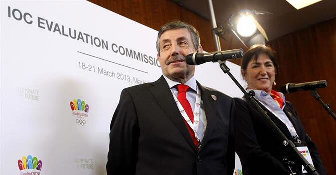 Los miembros del COI José Perurena, presidente de la Federación Internacional de Piragüismo, y Marisol Casado comparecen ante los medios de comunicación en el hotel Eurostars