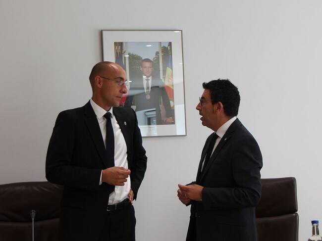 Miquel Canturri, que assumeix les funcions de cònsol menor d'Andorra la Vella, conversa amb el secretari general de la corporació comunal.