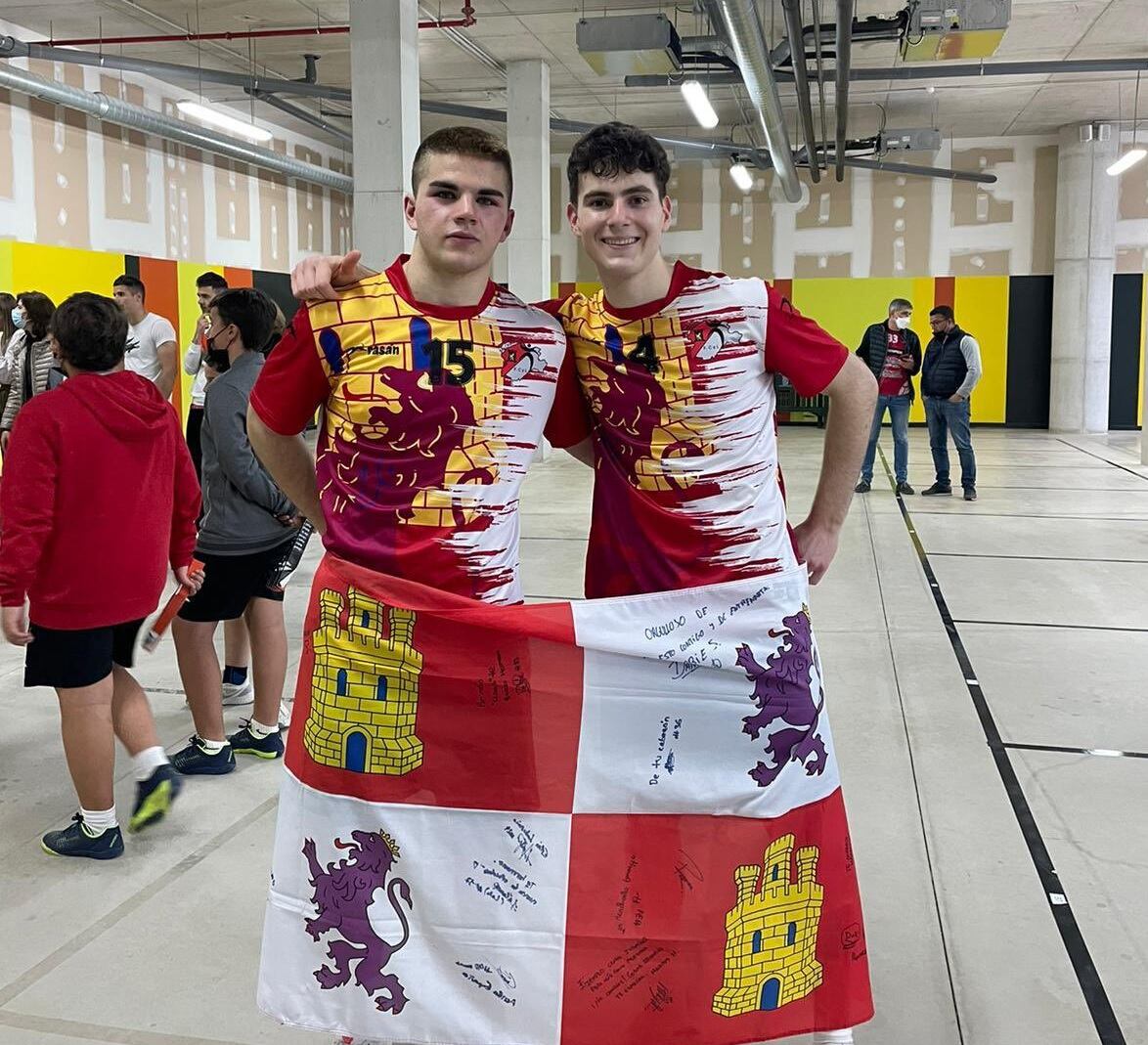 Enrique Calvo y Alberto González (d) con la camiseta y la bandera de Castilla y León