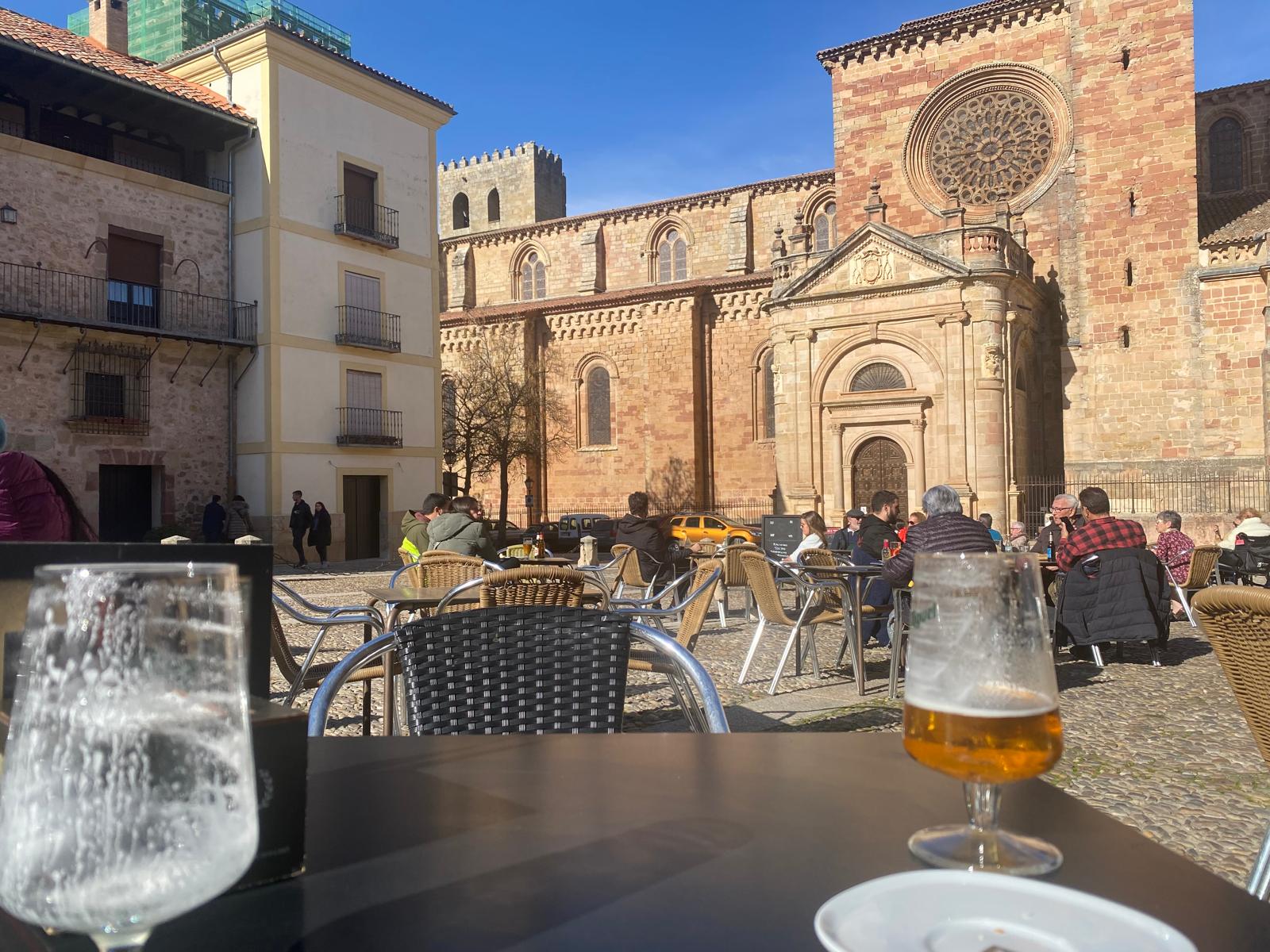 Tomando una cerveza en la Plaza Mayor de Sigüenza