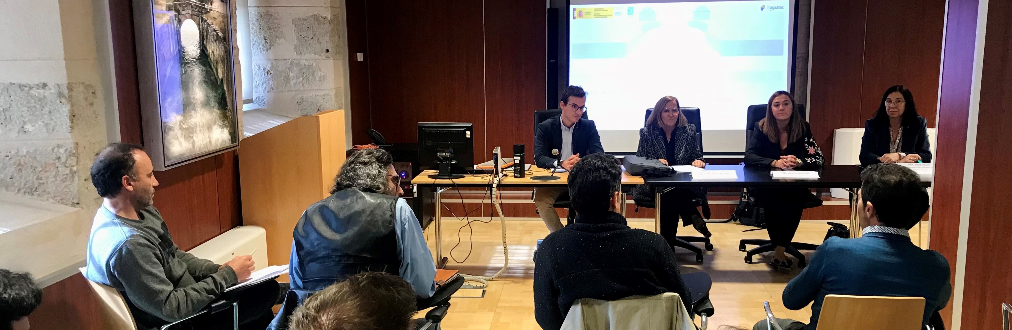 La presidenta de la CHD, María Jesús Lafuente, acompañada por la delegada del Gobierno en Castilla y León, Virginia Barcones, ha participado en el encuentro mantenido en Valladolid con los representantes municipales del entorno del Ramal Norte