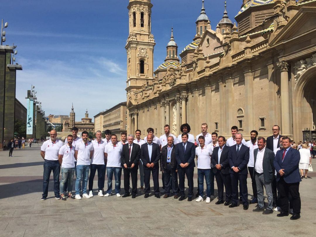 La plantilla del Casademont Zaragoza en la Plaza del Pilar