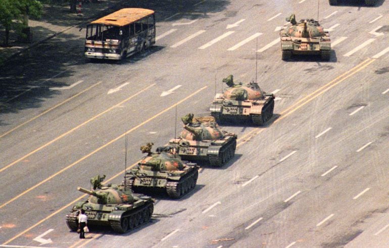 Un joven frena el avance de los tanques cerca de la plaza de Tiananmen en Pekín