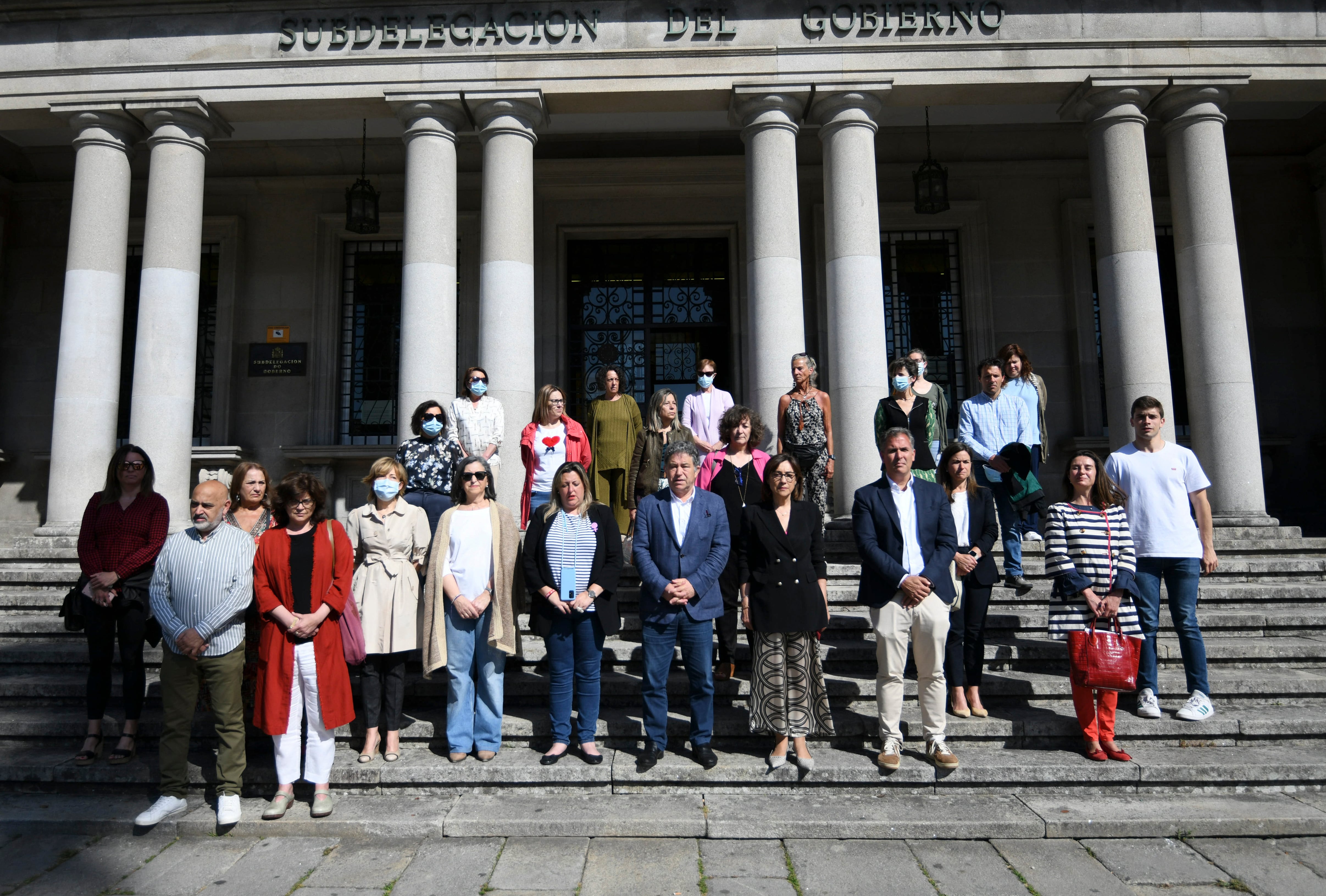 La subdelegada do Gobierno en Pontevedra, Maica Larriba, preside?el minuto de silencio en repulsa al último crimen machista cometido el pasado miércoles en la localidad de Arona (Tenerife), y que acabó con la vida de Clotilde, vecina de Vigo de 81 años. . EFE / Salvador Sas