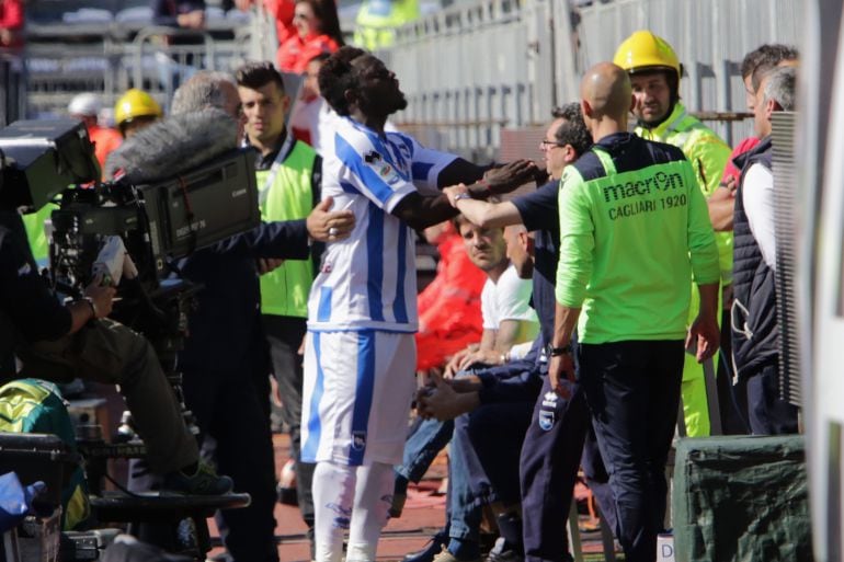 Muntari abandona el terreno de juego durante el Cagliari-Pescara