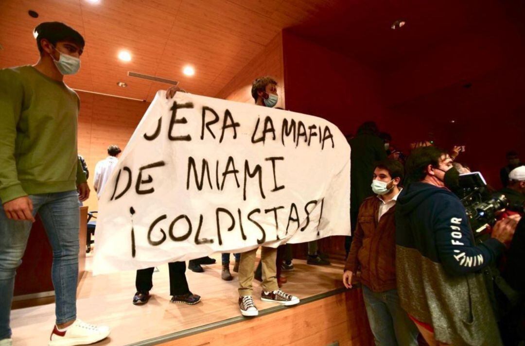 Imagen del &#039;escrache&#039; de varios estudiantes a Leopoldo López y Yunior García en la Universidad Complutense de Madrid