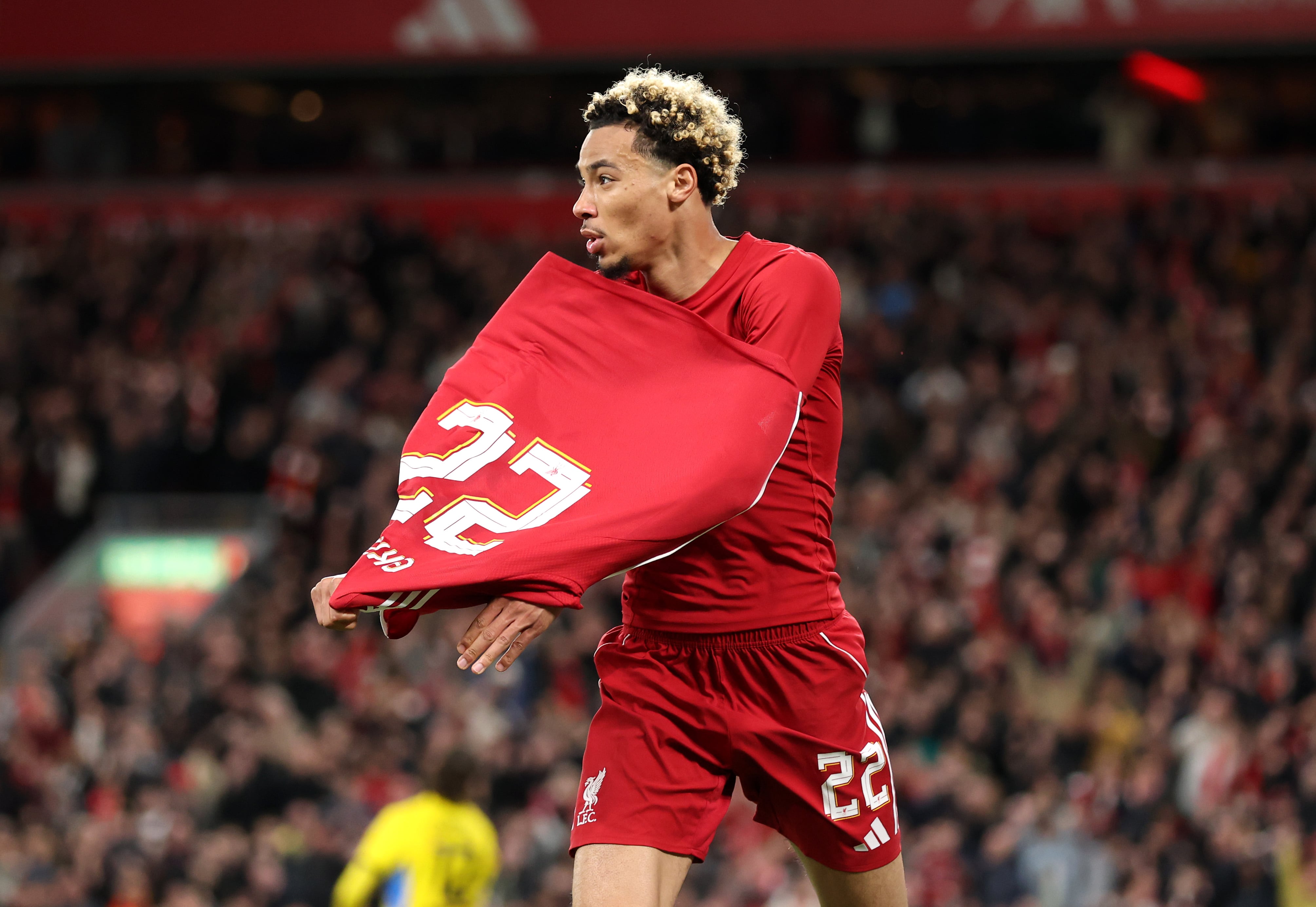 Hugo Ekitike se quita la camiseta para celebrar el gol ante el Southampton