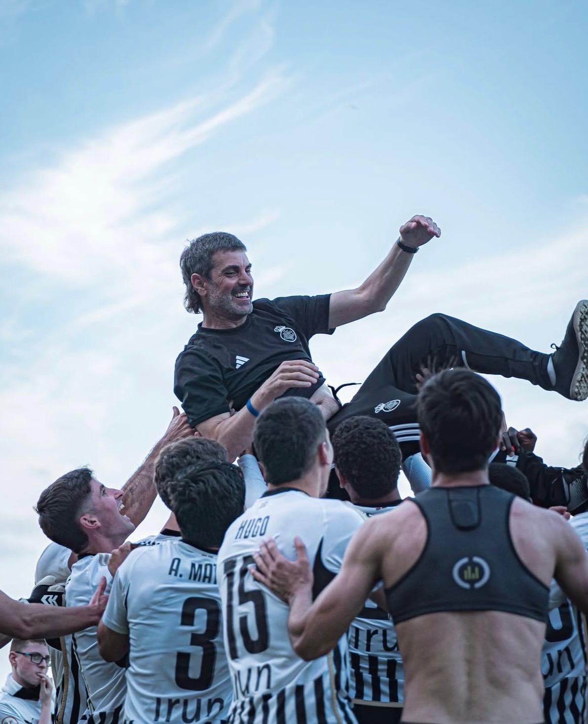 Ramsés Gil, entrenador del Real Unión durante la celebración del ascenso a Primera Federación
