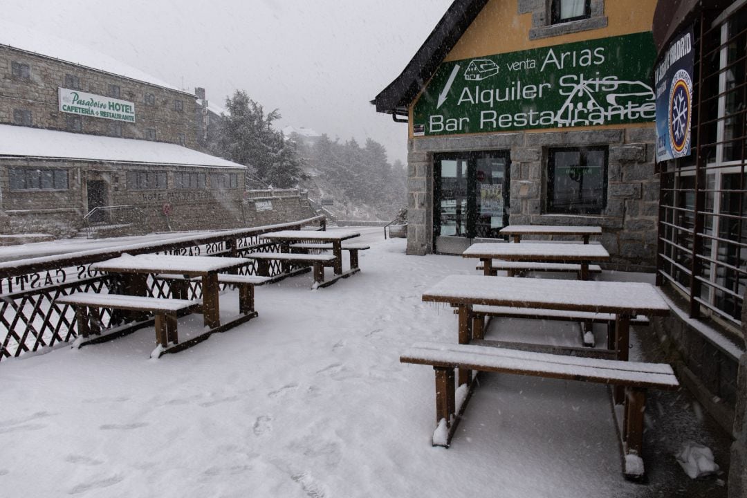 Un bar-restaurante afectado por el temporal de nieve en el Puerto de Navacerrada, en Madrid, el pasado 22 de noviembre.