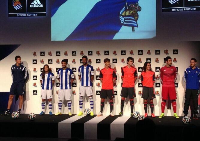 Ansotegi, Aintzane, Vela, Xabi Prieto, Canales, Pardo, Maialen, Zubikarai y Zaldua posan con las nuevas equipaciones.