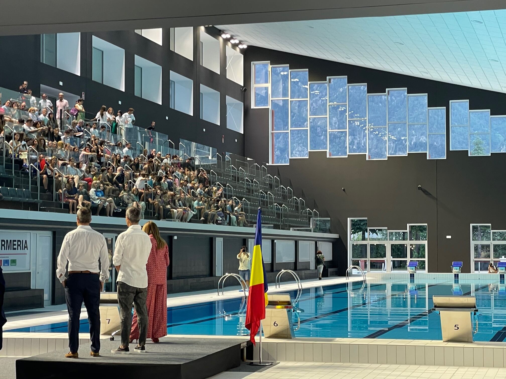 Unes 300 persones a la inauguració de la piscina dels Serradells