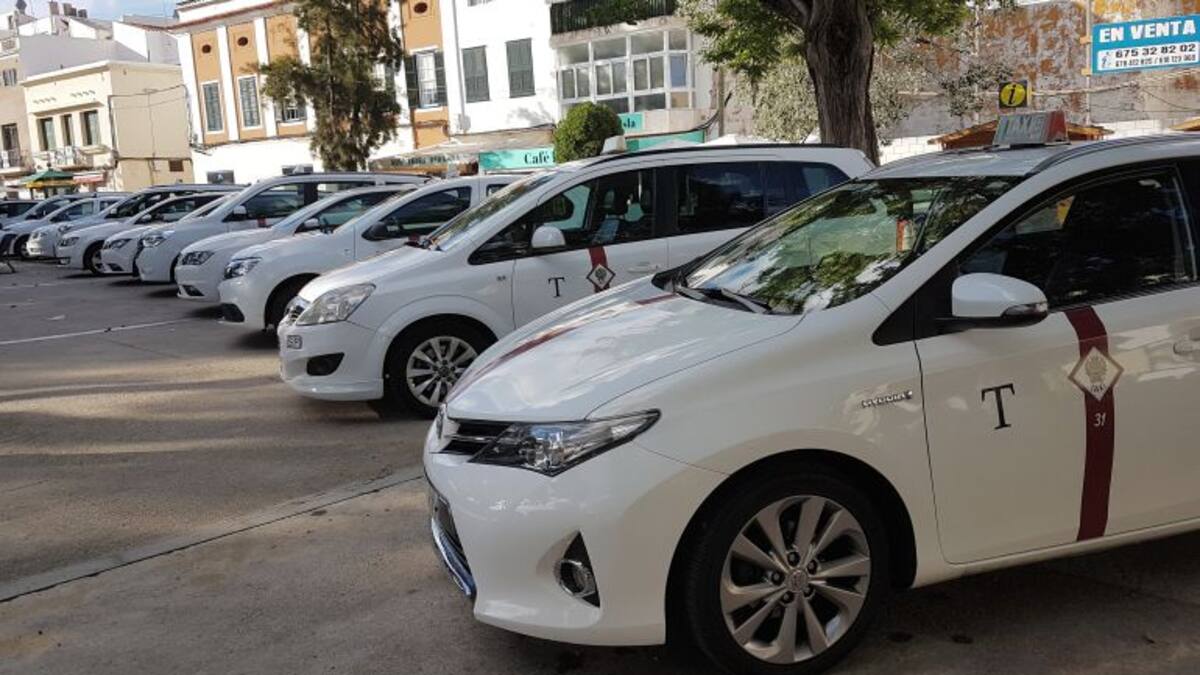 Empiezan a operar los taxis temporales de Maó