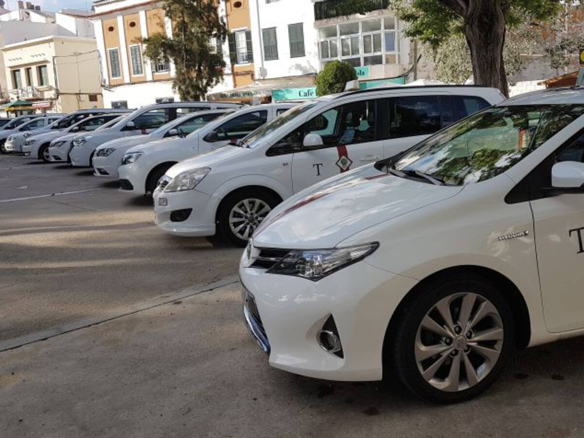 Empiezan a operar los taxis temporales de Maó