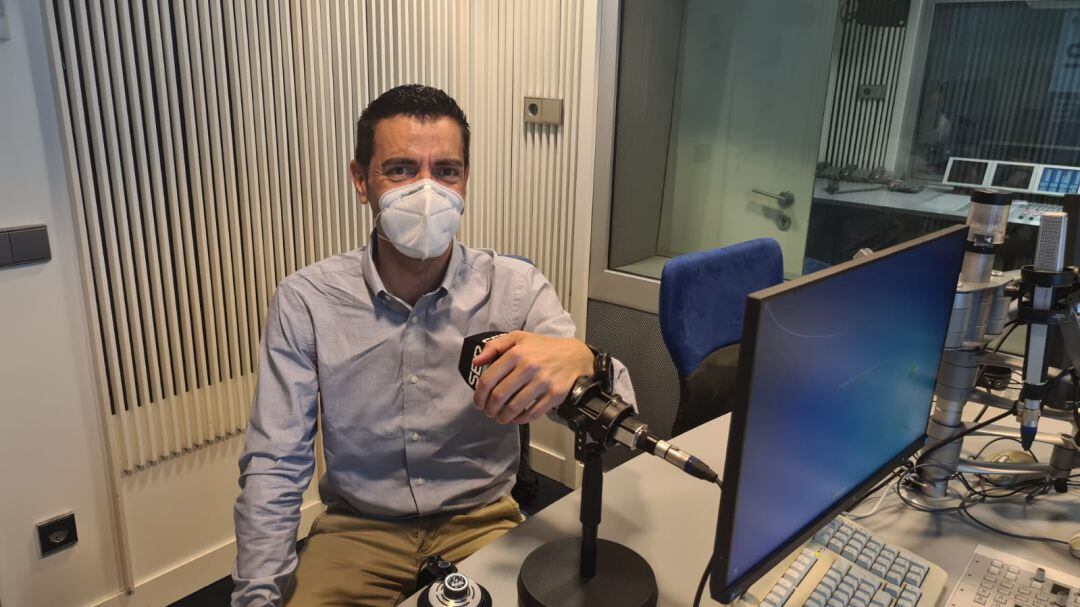 Marcos Ros en los estudios de Radio Madrid preparado para su intervención en Radio Murcia en el espacio &#039;Un murciano en la Eurocámara&#039;