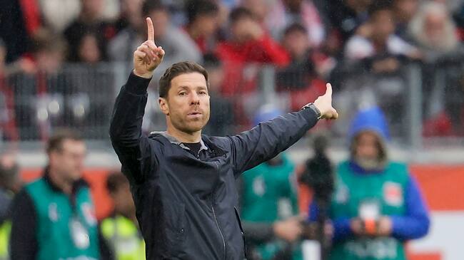 Xabi Alonso dirige a sus jugadores del Leverkusen