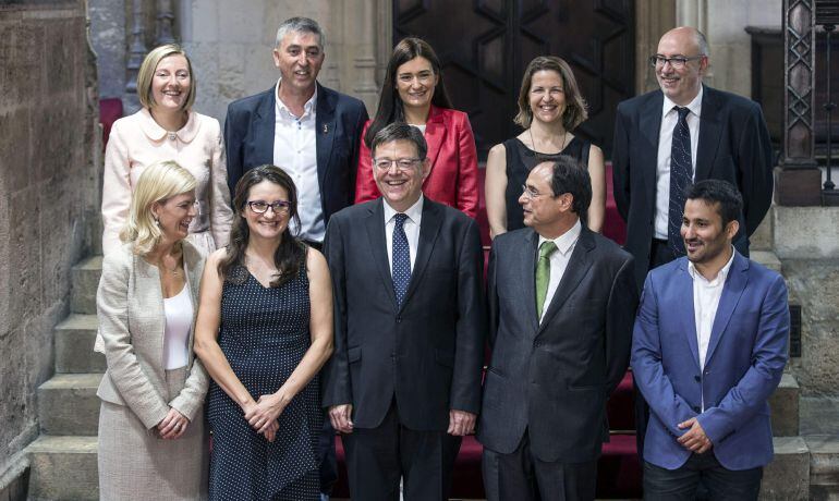 GRA091. VALENCIA, 30/06/2015.- El president de la Generalitat, Ximo Puig (centro abajo), bromea con los nuevos miembros del Consell tras su toma de posesión esta mañana en el Palau de la Generalitat. En la imagen de izqda a dcha y arriba a abajo: María José Salvador, consellera de Vivienda, Obras Públicas y Vertebración del Territorio; Rafael Climent, conseller de Economía Sostenible, Sectores Productivos, Comercio y Trabajo; Carmen Montón, consellera de Sanidad Universal y Salud Pública; Elena Cebrián, consellera de Agricultura, Medio Ambiente, Cambio Climático y Desarrollo Rural; Manuel Alacaráz, conseller de Transparencia, Responsabilidad Social, Participación y Coordinación; Gabriela Bravo, consellera de Justicia, Reformas Democráticas y Libertades Públicas; Mónica Oltra, vicepresidenta y portavoz del Consell; Vicent Soler, conseller de Hacienda y Modelo Económico; y Vicent Marzá, conseller de Educación, Investigación, Cultura y Deporte. EFE/Manuel Bruque