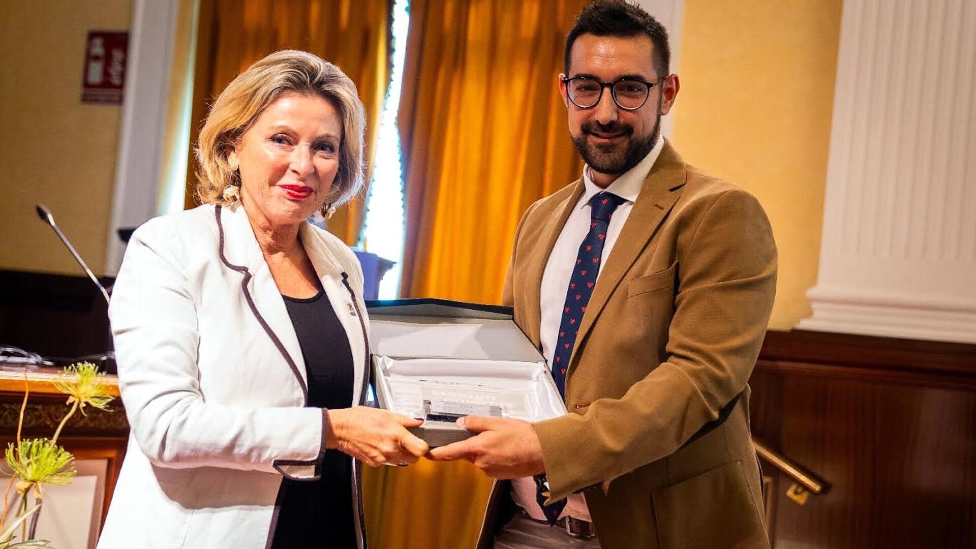 El presidente de la ACIA, Jorge del Pino, recoge el reconocimiento de manos de la delegada territorial de Empleo, Empresa y Trabajo Autónomo de laJunta de Andalucía en Málaga, Carmen Sánchez Sierra