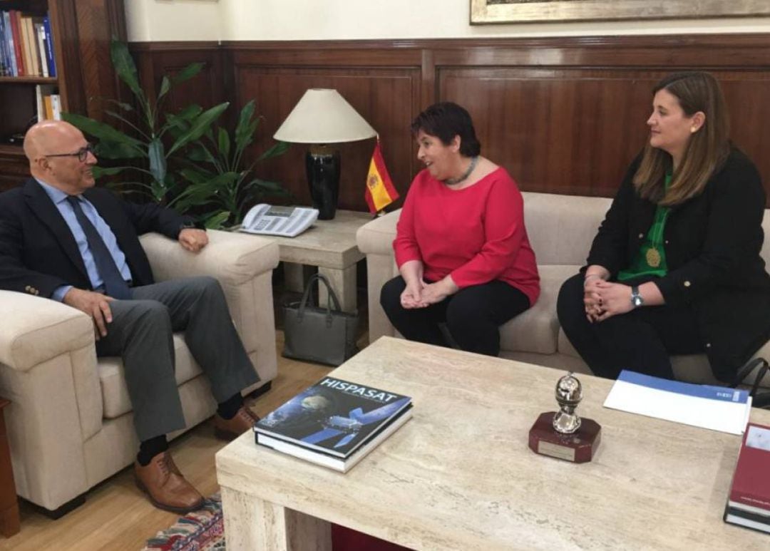 La alcaldesa Clara Luquero (c) junto a concejala de urbanismo Clara Martín durante la reunión con el secretario de Estado de Defensa Ángel Olivares