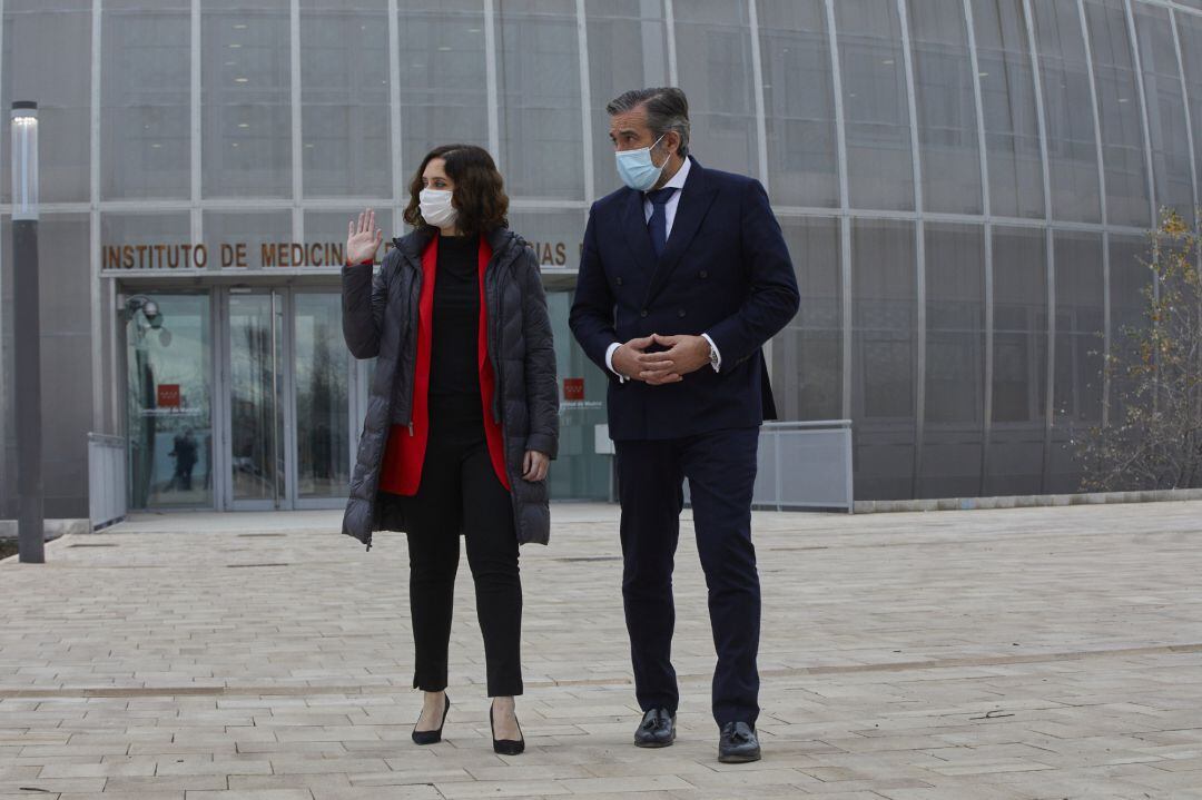 La presidenta de la Comunidad de Madrid, Isabel Díaz Ayuso (i), acompañada del consejero de Justicia, Interior y Víctimas, Enrique López.