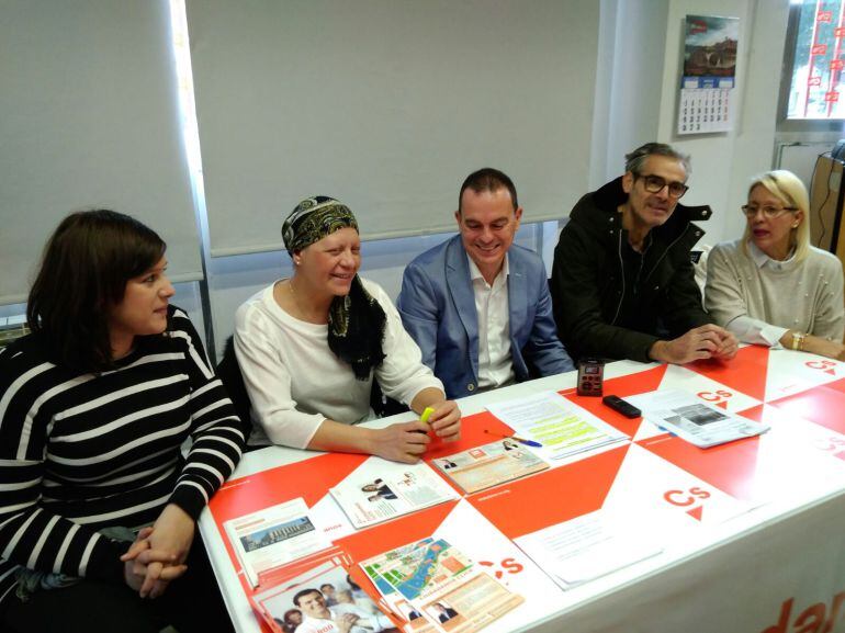 Los concejales de Ciudadanos Reyes Merchán y Francisco Requejo junto a los vecinos del Casco Antiguo