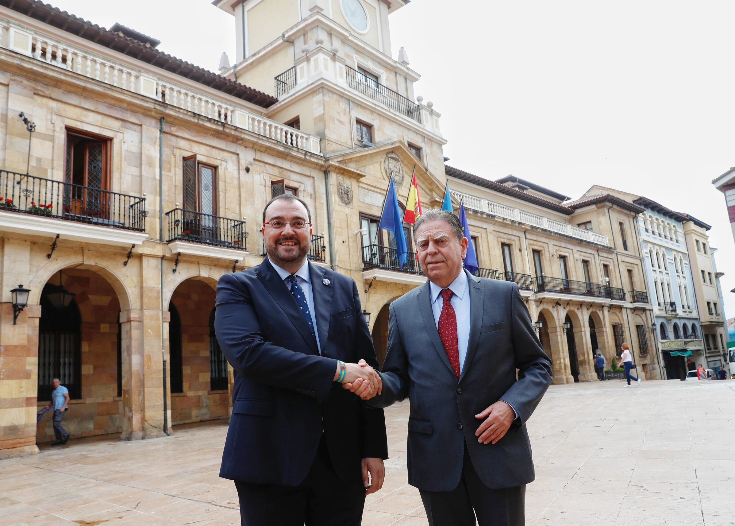 Adrián Barbón y Alfredo Canteli posan ante el Ayuntamiento de Oviedo.