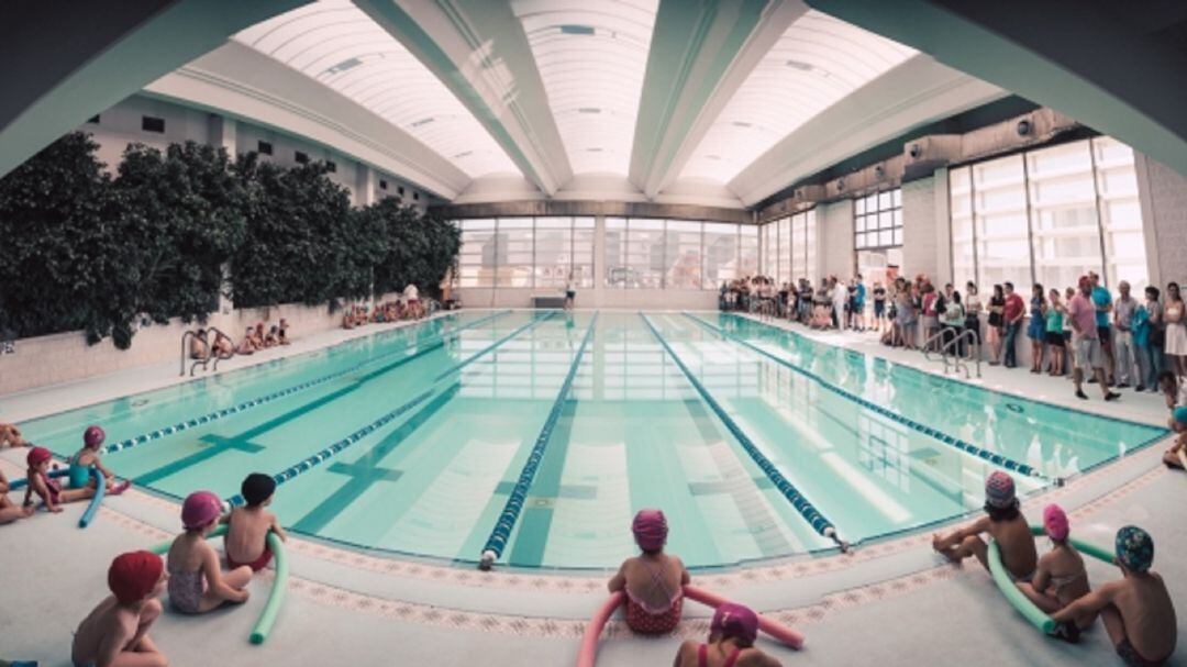 Los más pequeños disfrutan de las actividades en la piscina Gerardo.