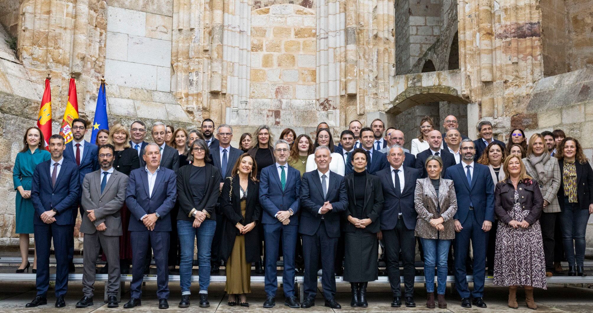 ZAMORA, 05/11/2025.--El ministro de Política Territorial y Memoria Democrática, Ángel Víctor Torres (c), posa para una foto de grupo mientras preside la reunión de la Comisión Interministerial de Coordinación de la Administración Periférica del Estado (CICAPE) este miércoles en Zamora. EFE/Mariam A. Montesinos
