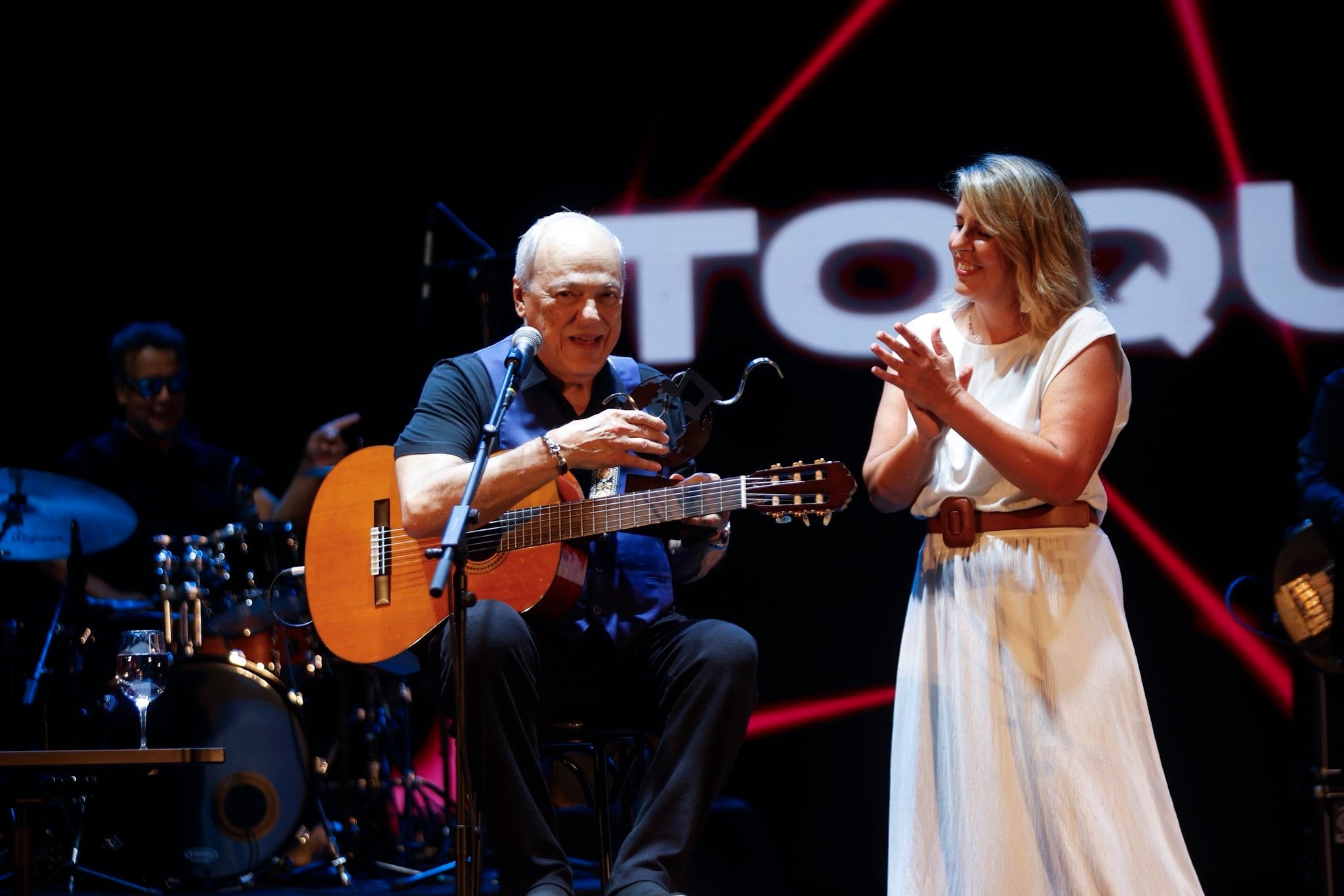 Noelia Arroyo entrega a Toquinho el premio por su trayectoria