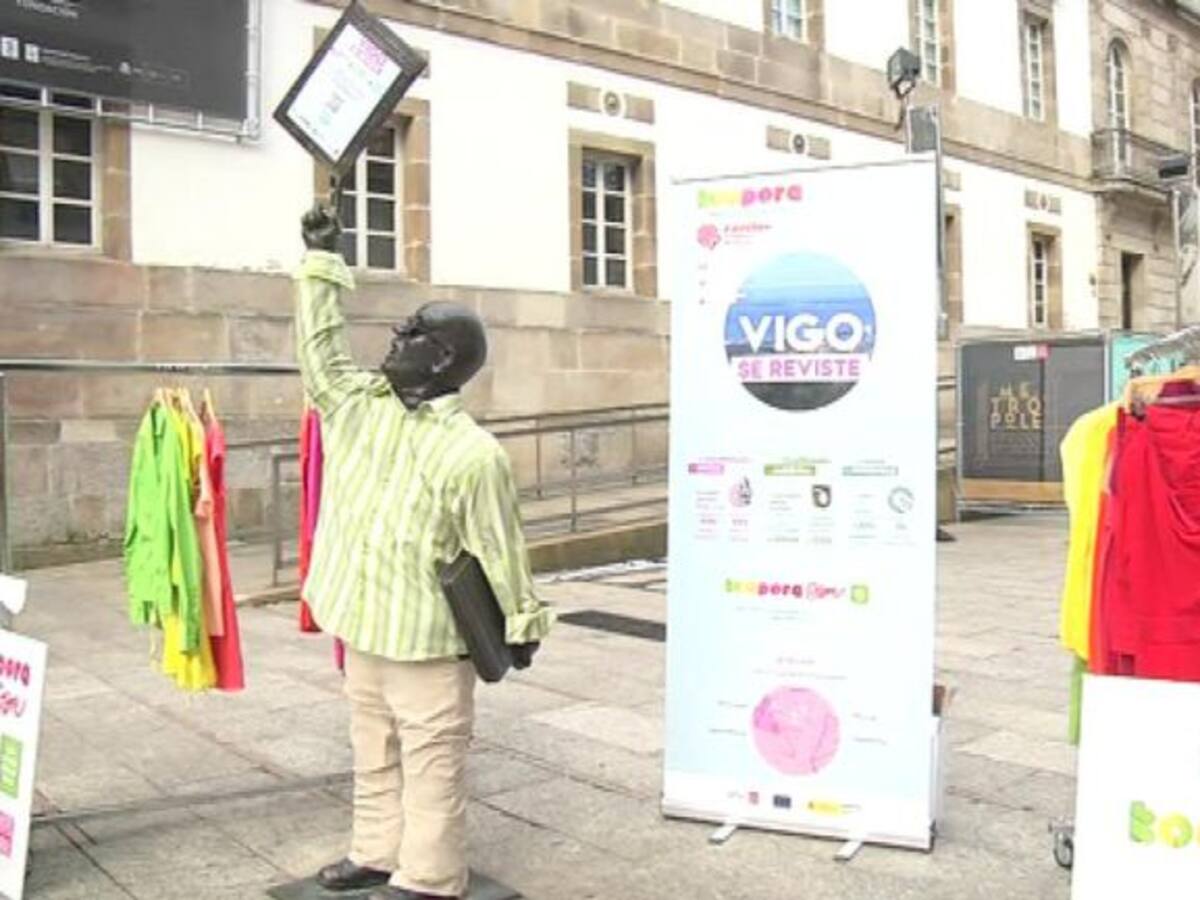 Algunas de las estatuas más emblemáticas de Vigo se visten de moda sostenible