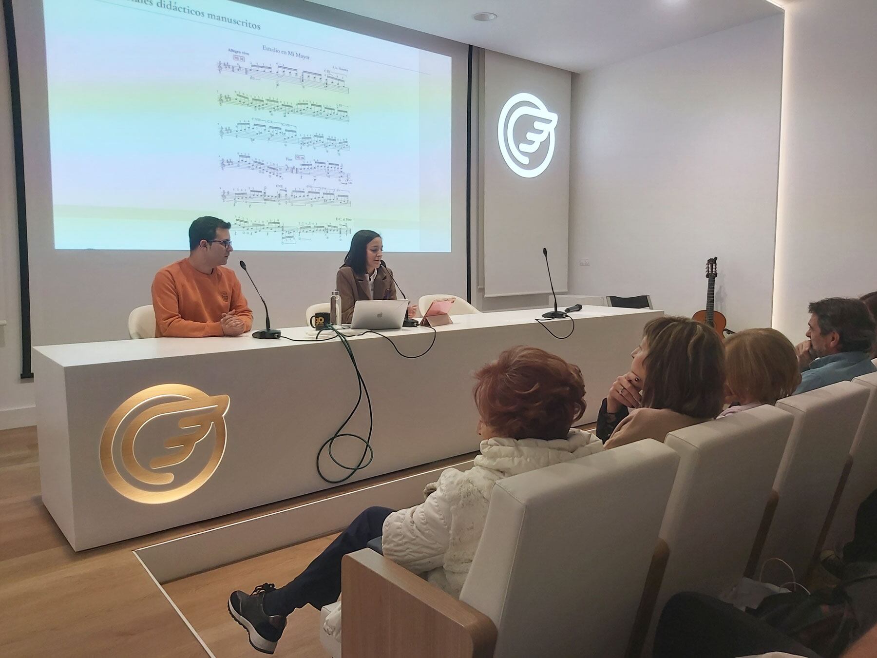 Vera Pastor, junto a joan Aracil, durante su conferencia inicial sobre el maestro José Luis González