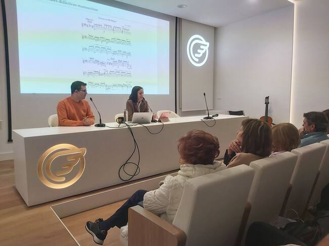 Vera Pastor, junto a joan Aracil, durante su conferencia inicial sobre el maestro José Luis González