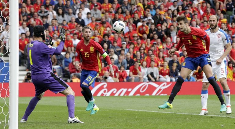 Piqué marca el gol de la victoria ante la República Checa.