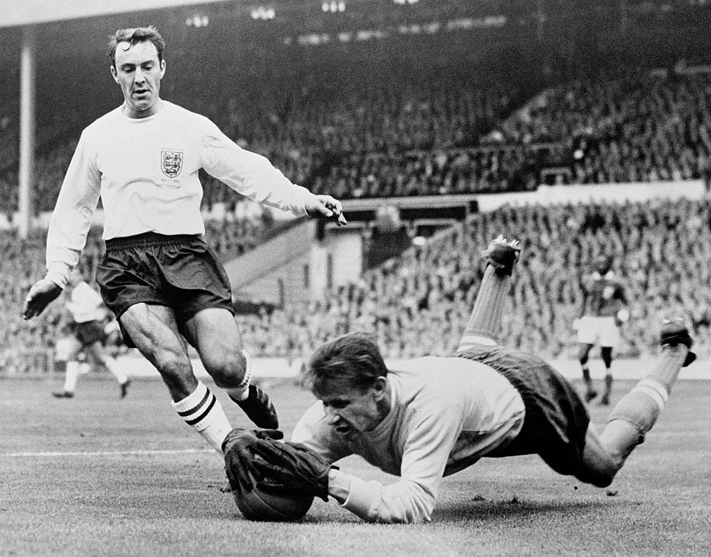 Lev Yashin detiene un balón en el partido de Inglaterra contra el resto del mundo.