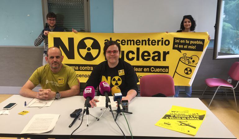 Los portavoces de la Plataforma contra el cementerio nuclear (sentados) María Andrés y Carlos Villeta