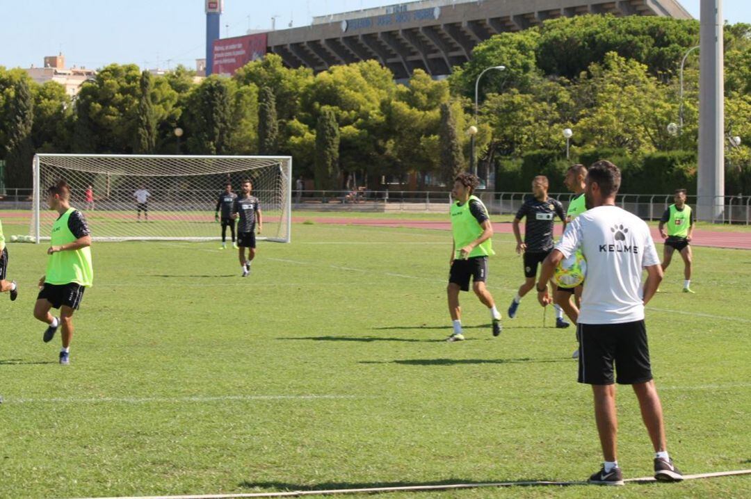 Los jugadores del Hércules entrenándose ante la mirada de Planagumà