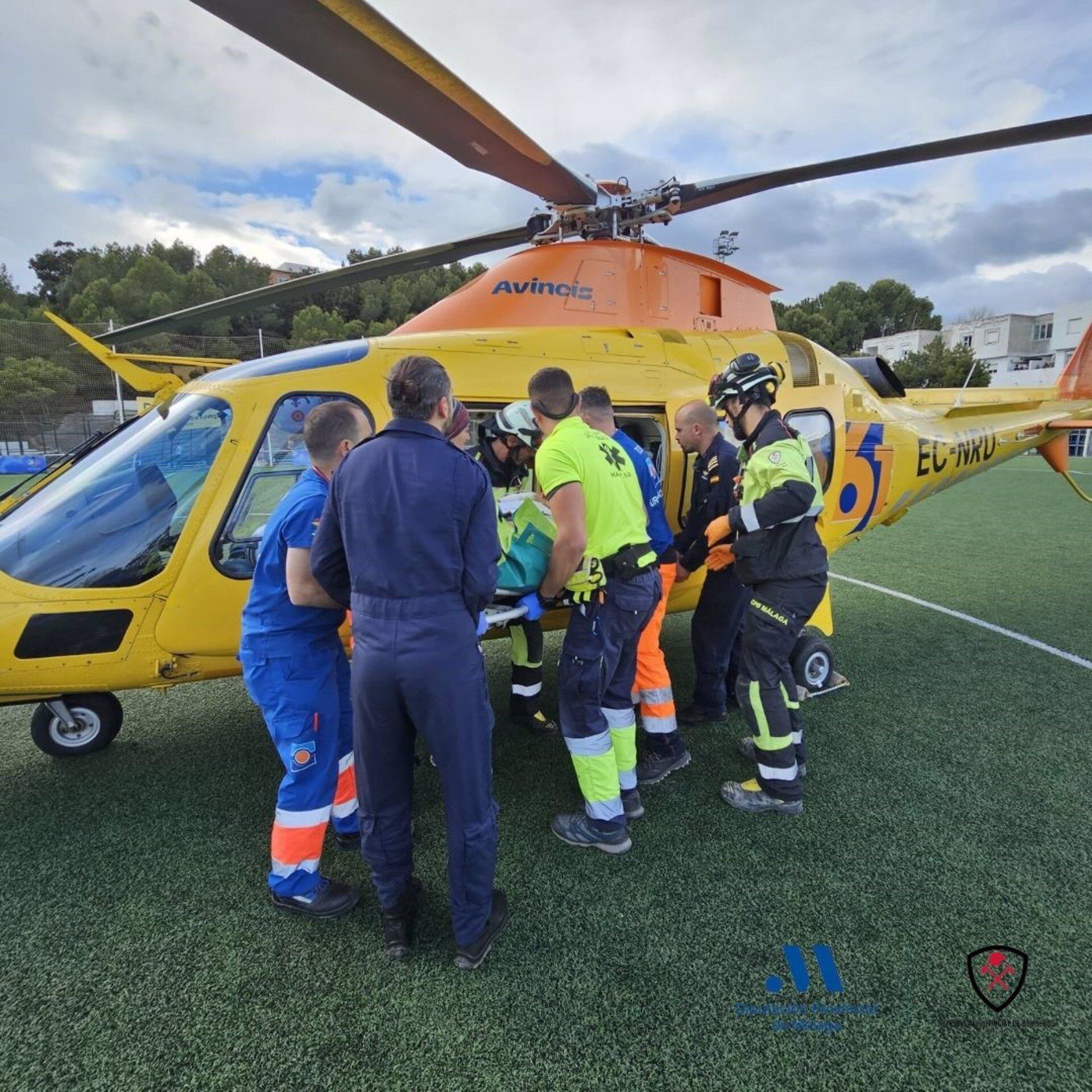 Tras el rescate, el hombre herido ha sido trasladado a un helicóptero para ser evacuado a un centro hospitalario