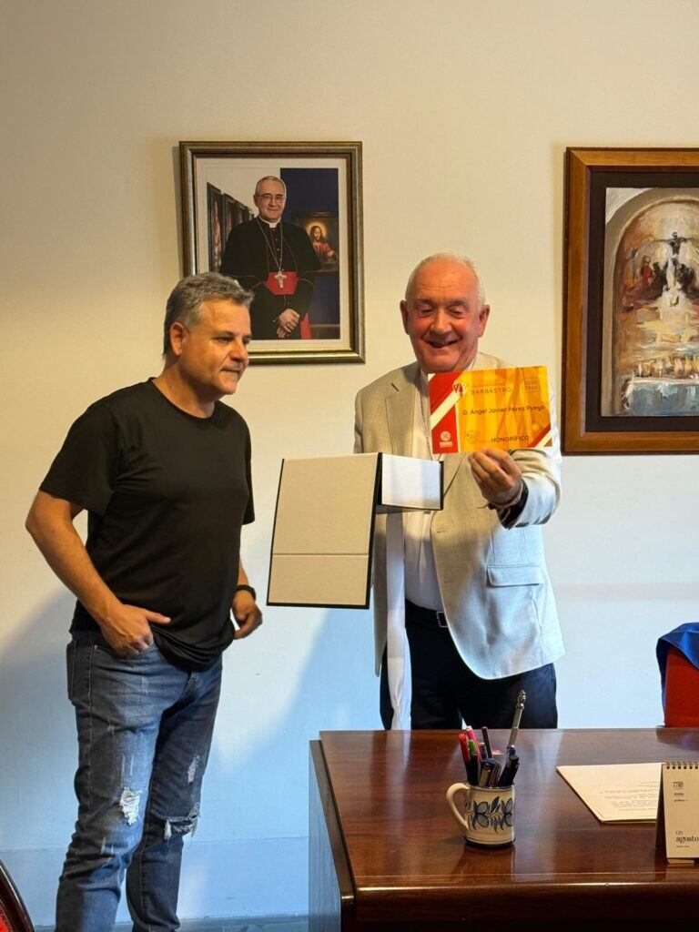 Ángel Pérez con el carné de socio