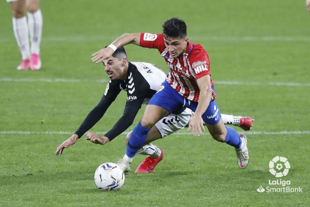 Manu García se zafa de un rival durante el último partido contra el Castellón.