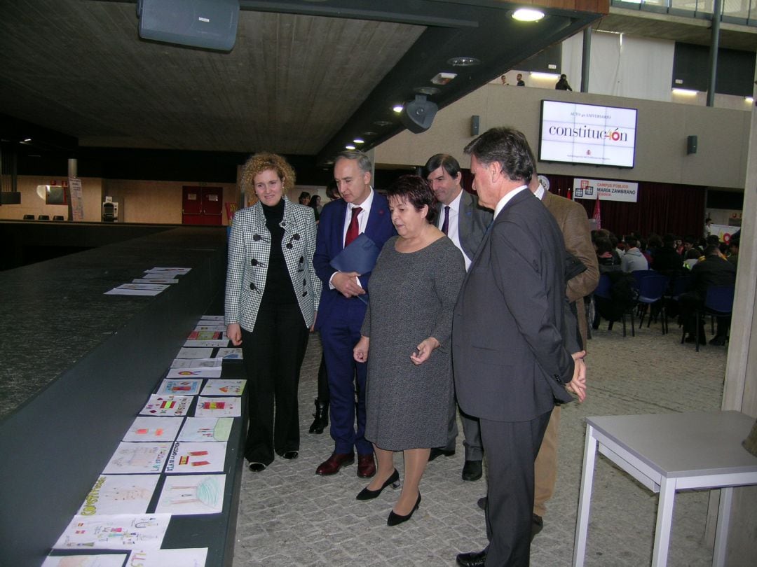 El rector de la Uva, Antonio Largo, recogía el premio &quot;Valores Constitucionales&quot;