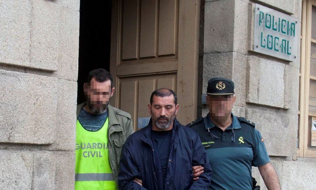 Francisco González Lameiro, investigado por la explosión de Paramos, escoltado por la Guardia Civil.