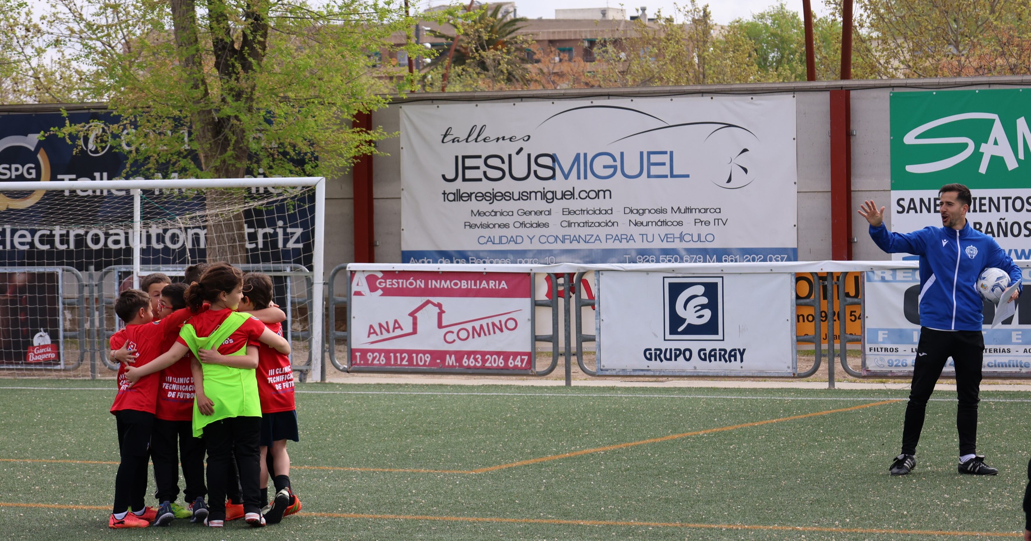 Niños disfrutando en el primer día