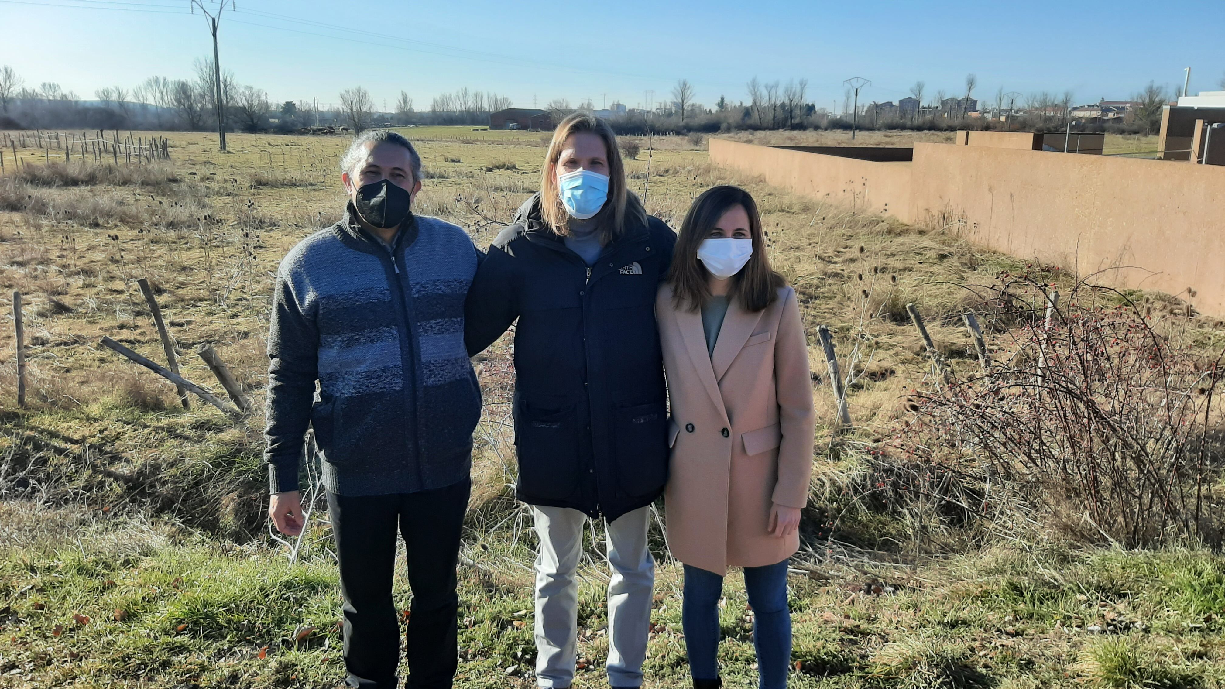 Sixto Martínez, Pablo Fernández e Ione Belarra visitan los antiguos barracones de Villaquilambre