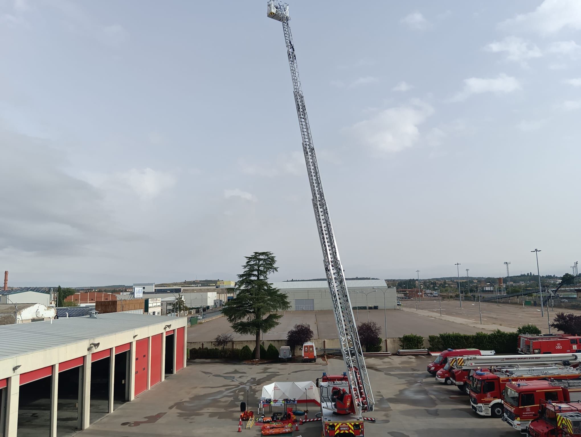 El camión autoescala despliega la cesta hasta 42 metros