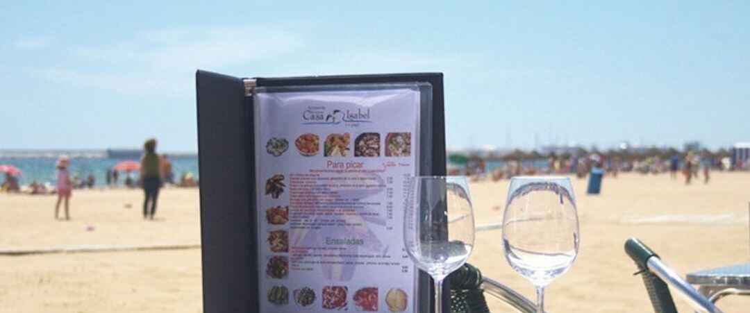 Playa de la Malva-rosa con la carta de Casa Isabel en primer plano